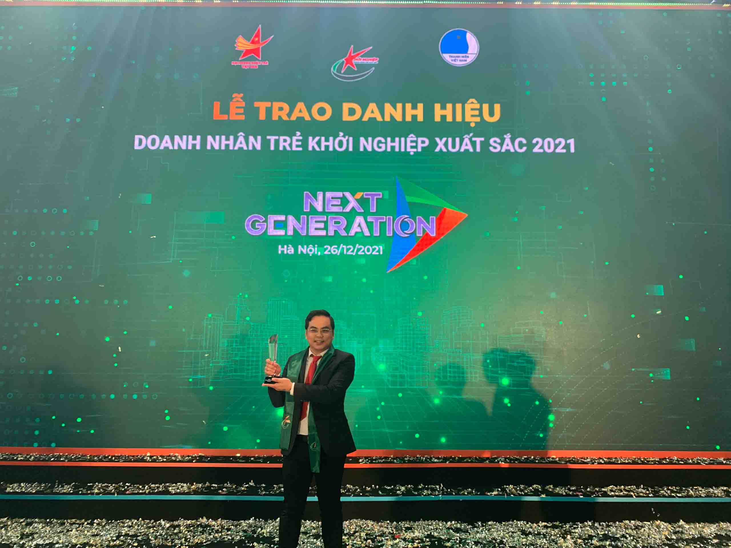 CEO WISE ENGLISH VÀ WISE BUSINESS – LƯU MINH HIỂN ĐƯỢC VINH DANH “TOP 100 DOANH NHÂN TRẺ KHỞI NGHIỆP XUẤT SẮC NHẤT NĂM 2021” | WISE ENGLISH