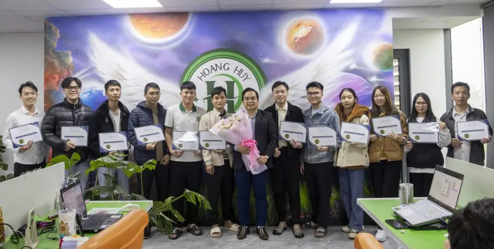 Thầy Hiển trao chứng chỉ sau khóa học cho học viên