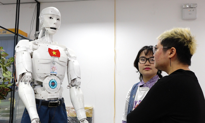 Robot trí tuệ nhân tạo đầu tiên của Việt Nam chế tạo phục vụ cho ngành gì?